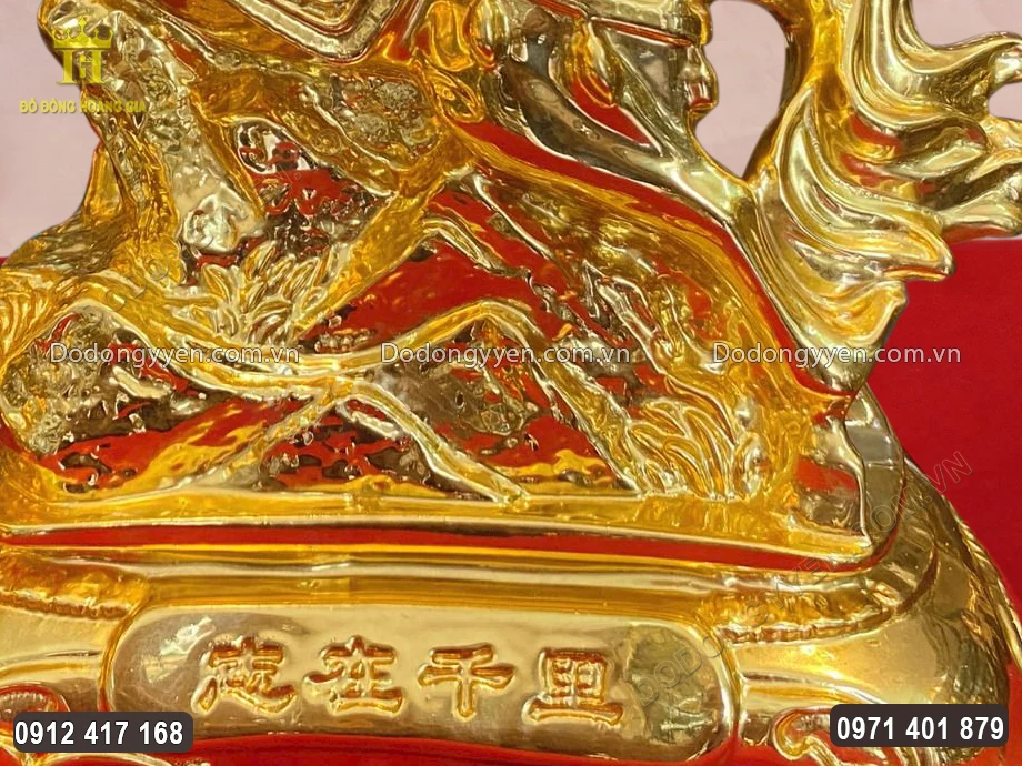 Phần ch&acirc;n đế chạm khắc 4 chữ H&aacute;n sắc n&eacute;t